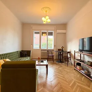 Mimi's Holiday , Budapeszt Węgry